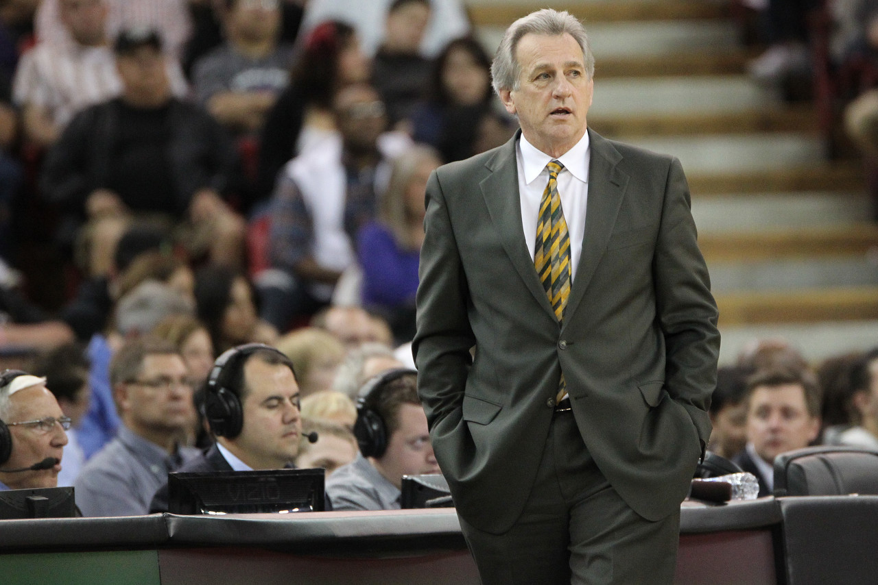 心系老东家，维尼修斯晒穿达尼洛弗拉门戈13号球衣打游戏（维尼修斯致敬旧主：穿达尼洛弗拉门戈13号球衣打游戏）