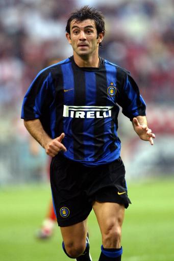 徐根宝：希望海港给国足输送更好的球员 我们的目标是世界杯（徐根宝：期待海港为国足培养更优人才，目标直指世界杯）