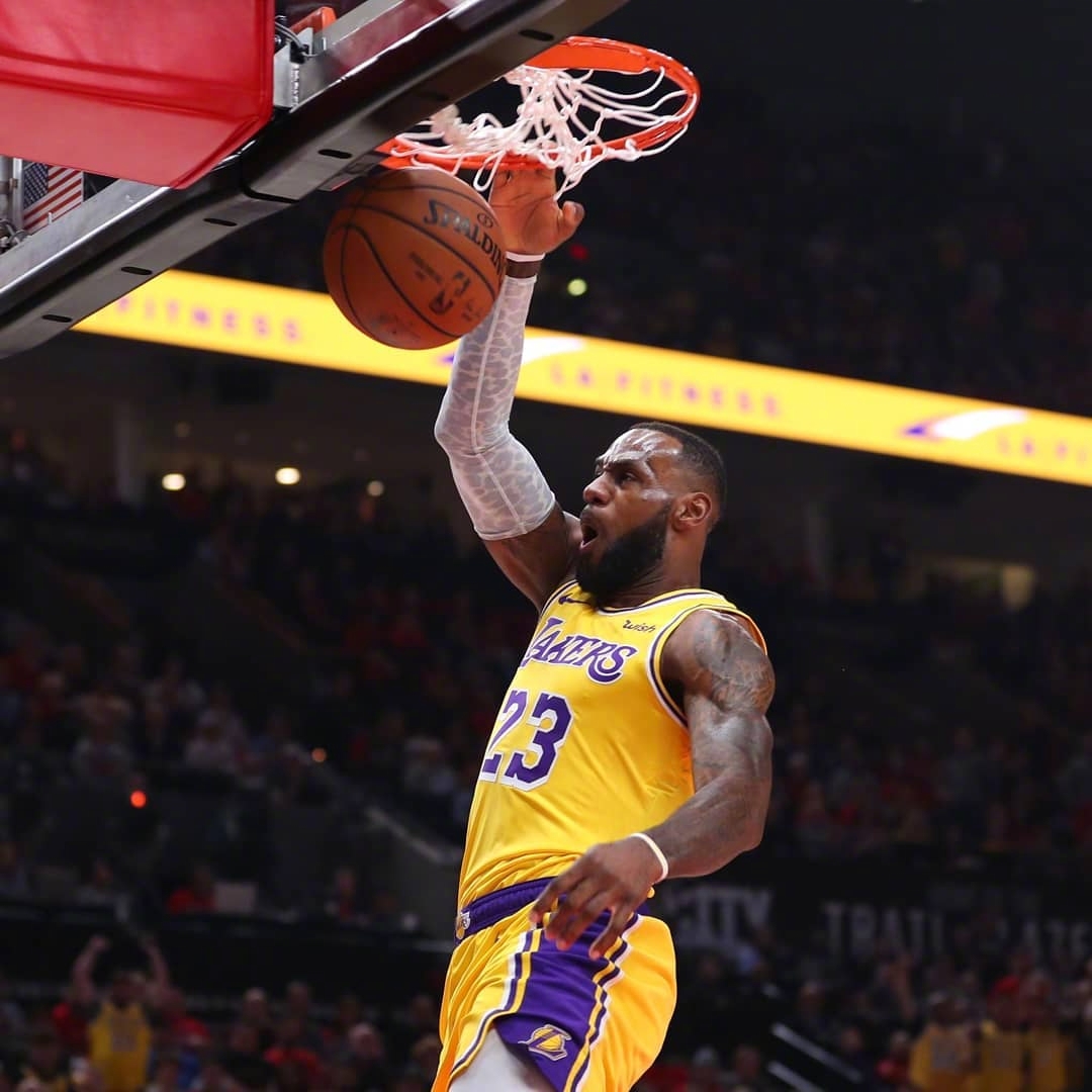 记者：弗拉霍维奇遭佛罗伦萨球迷种族歧视侮辱，导致比赛中断（弗拉霍维奇遭佛罗伦萨球迷种族歧视，比赛一度中断）